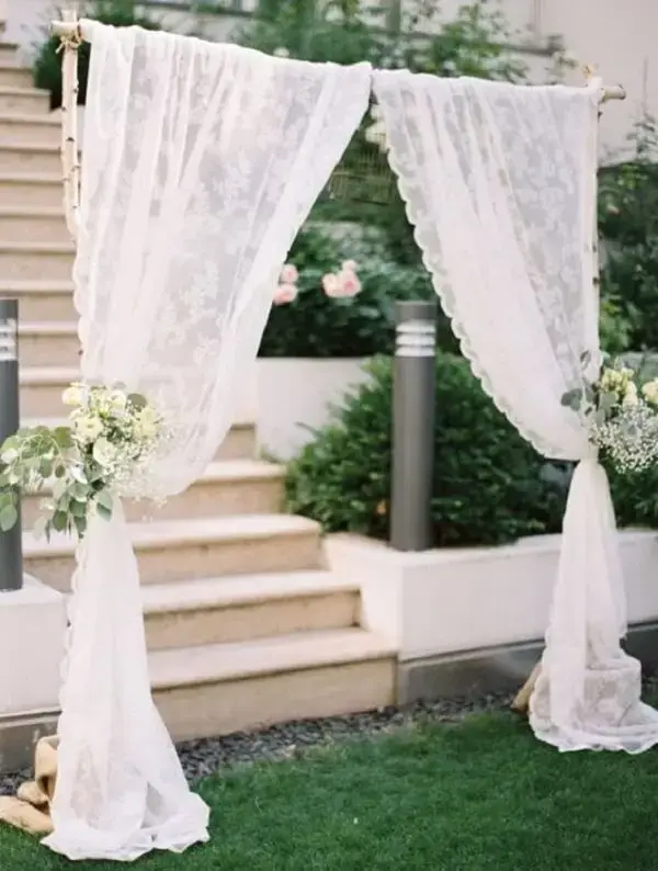Simple wedding decoration with lacy curtain