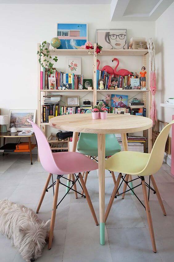 Mesa de jantar pequena com cadeiras coloridas