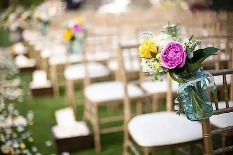 altar de casamento com arco de flores