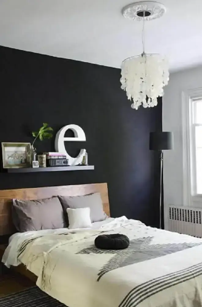 quarto preto decorado com móveis de madeira