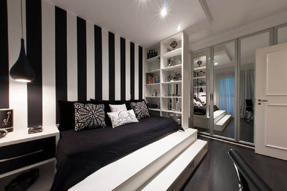 quarto preto e branco com papel de parede listrado