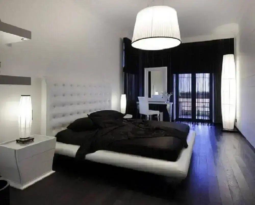 quarto preto e branco com pendente e luminária