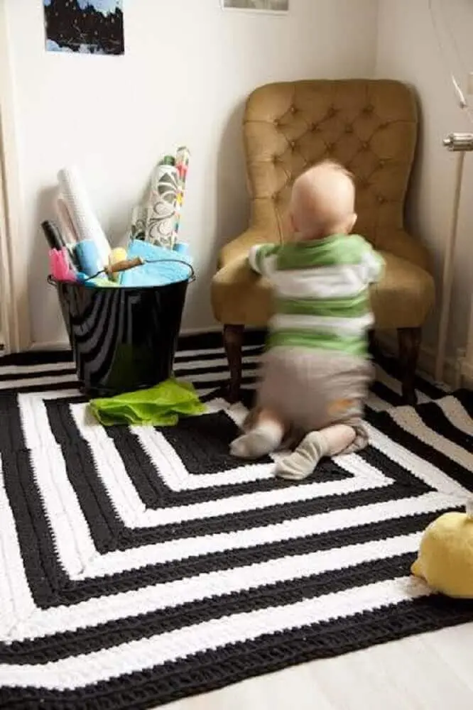 tapete de crochê preto e branco para quarto de bebê
