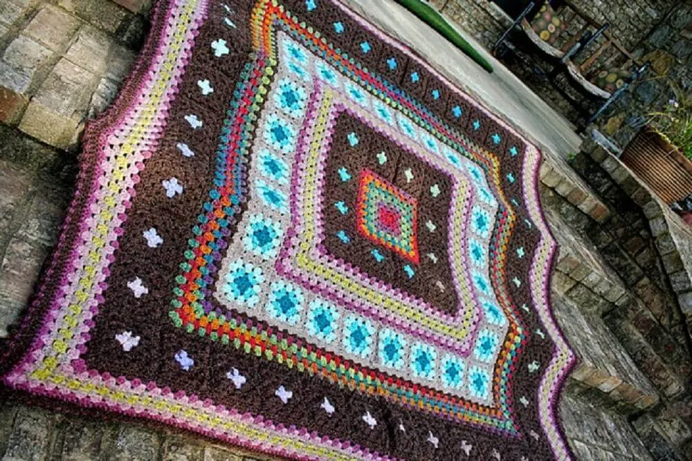 tapete de crochê quadrado e colorido
