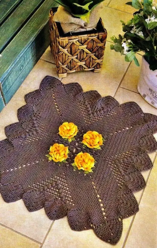 tapete quadrado de crochê com rosas amarelas