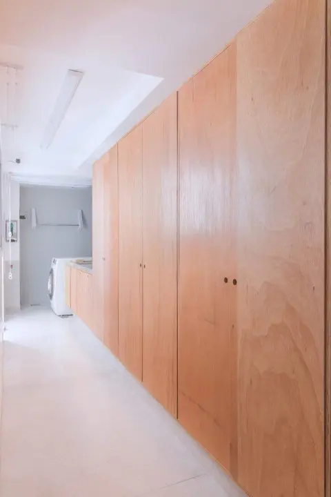 Área de serviço com armário de madeira amplo Projeto de Ina Arquitetura