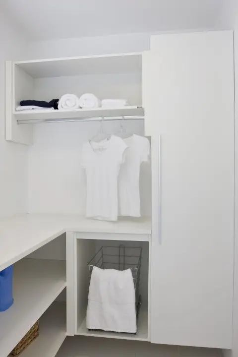 Área de serviço com armário planejado Projeto de Janaina Leibovitch