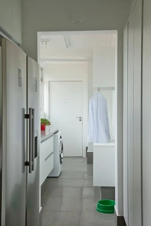 Área de serviço entre cozinha e banheiro Projeto de Patricia Kolanian