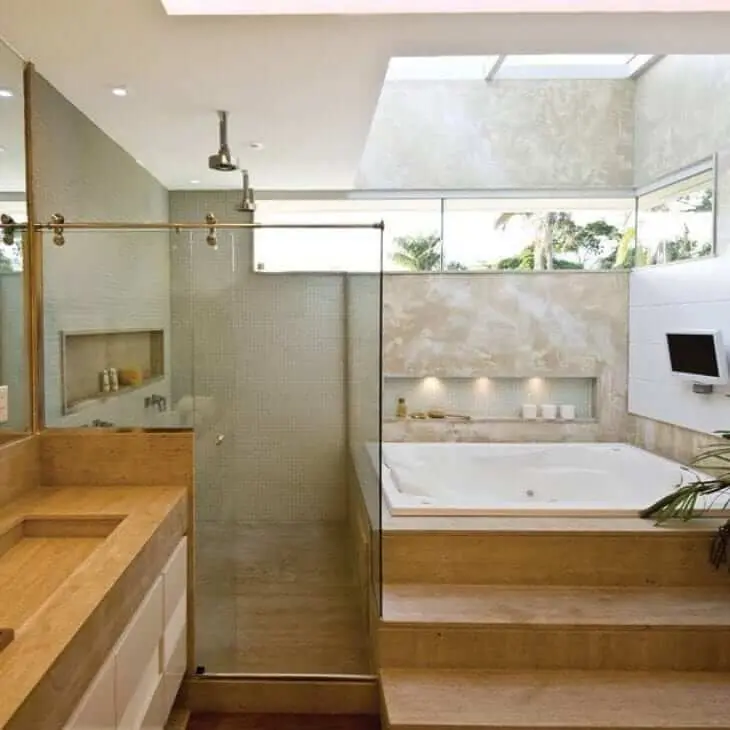 A claraboia traz um iluminação especial para a banheira. Fonte: Roberta Devisate