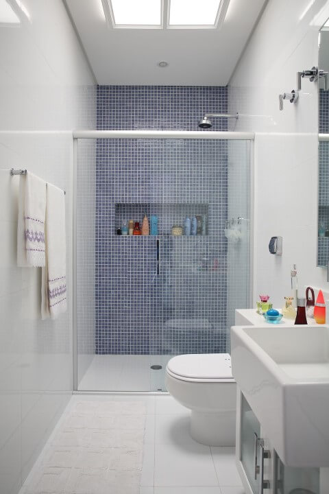Banheiro com claraboia Projeto de Claudia Arakaki