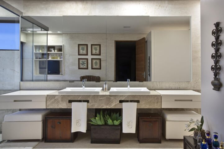 Banheiro com quadros, puffs e planta Projeto de Eduarda Correa