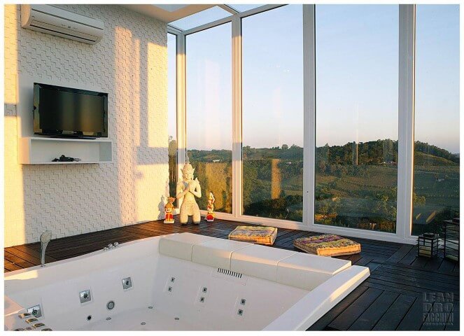 Banheiro de luxo com ar condicionado e TV