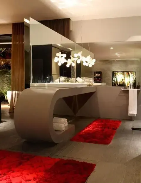 Banheiro de luxo com balcão amplo Projeto de Ney Lima