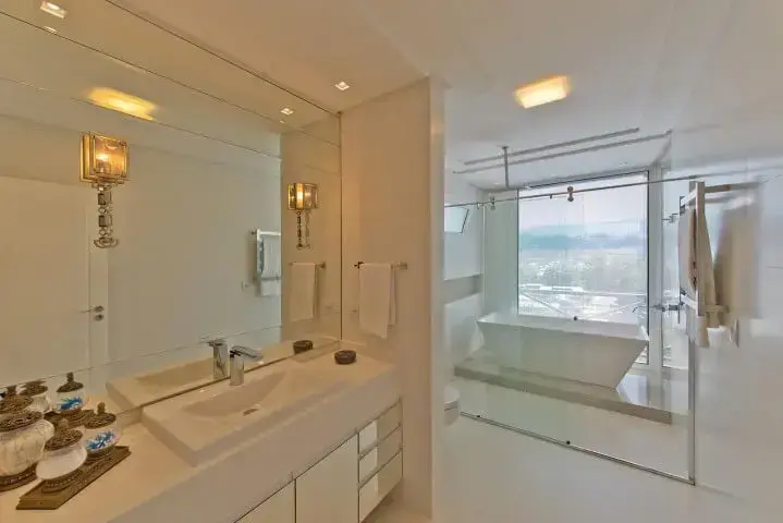 Banheiro de luxo com banheira branca Projeto de Espaço do Traço