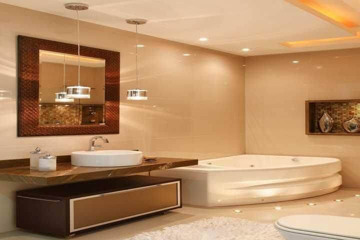 Banheiro de luxo com banheira com hidromassagem Projeto de Madeira Madeira