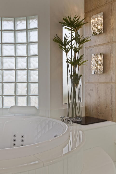 Banheiro de luxo com banheira redonda Projeto de Aquiles Nicolas Kilaris