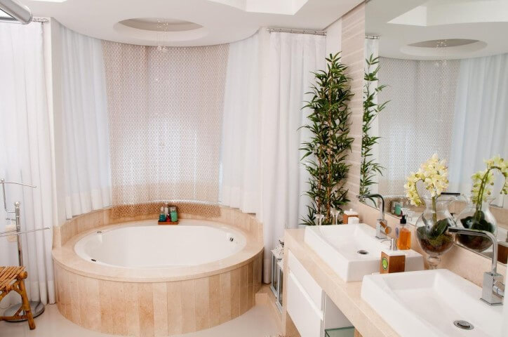 Banheiro de luxo com banheira redonda Projeto de Juliana Pippi