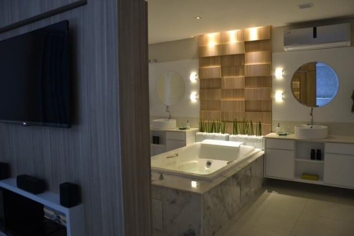 Banheiro de luxo com banheiro e duas pias Projeto de 501 Arquitetura