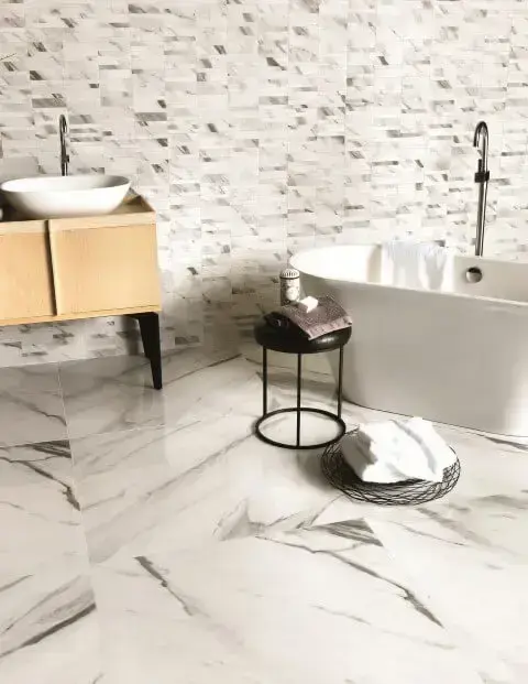 Banheiro de luxo com chão de mármore Projeto de Portobello
