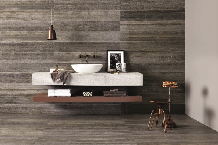 Banheiro de luxo com cuba branca e pendente marrom Projeto de Portobello