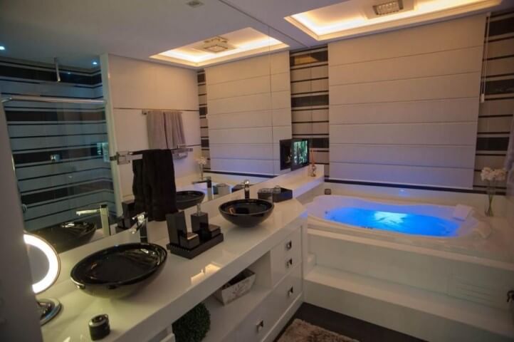 Banheiro de luxo com cubas pretas Projeto de Paulinho Peres