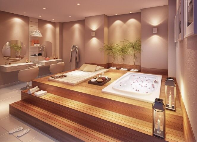 Banheiro de luxo com deck de madeira com banheira Projeto de Helaine Goes Pinterich