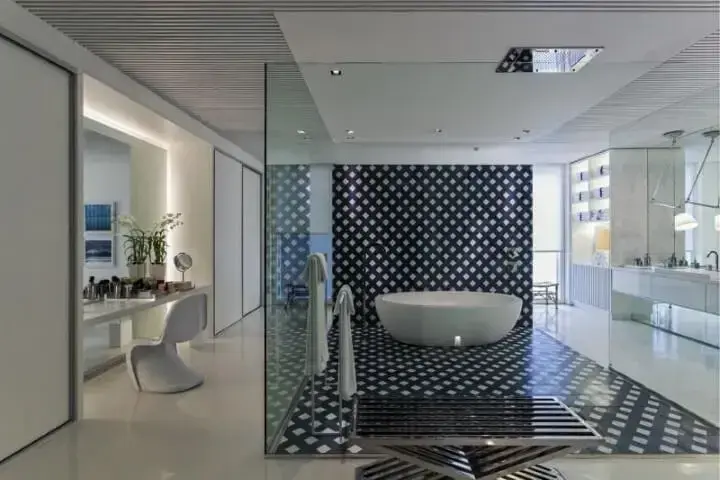 Banheiro de luxo com divisória de vidro Projeto de Roberto Migotto