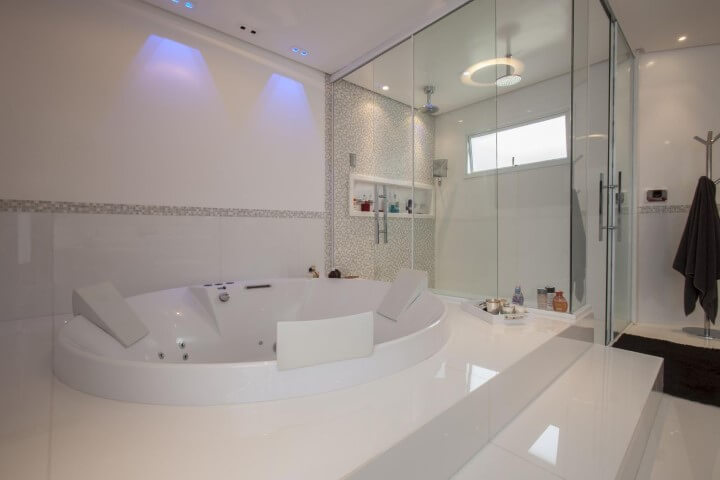 Banheiro de luxo com hidromassagem redonda Projeto de Sandra Sanches