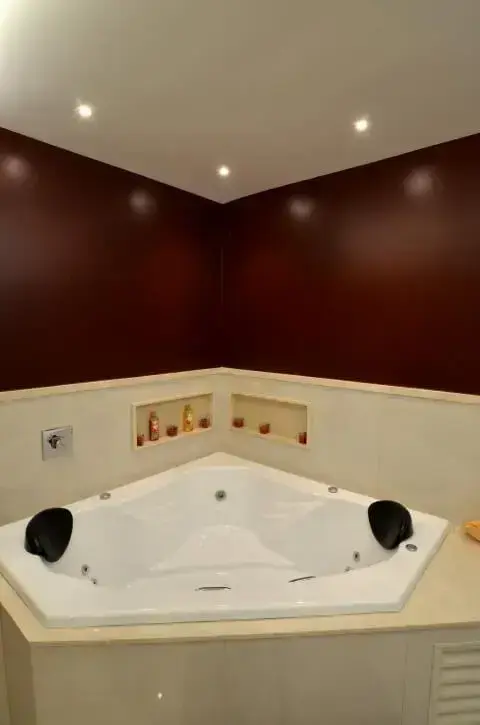 Banheiro de luxo com iluminação em spot Projeto de Sergio Carvalho Ramos
