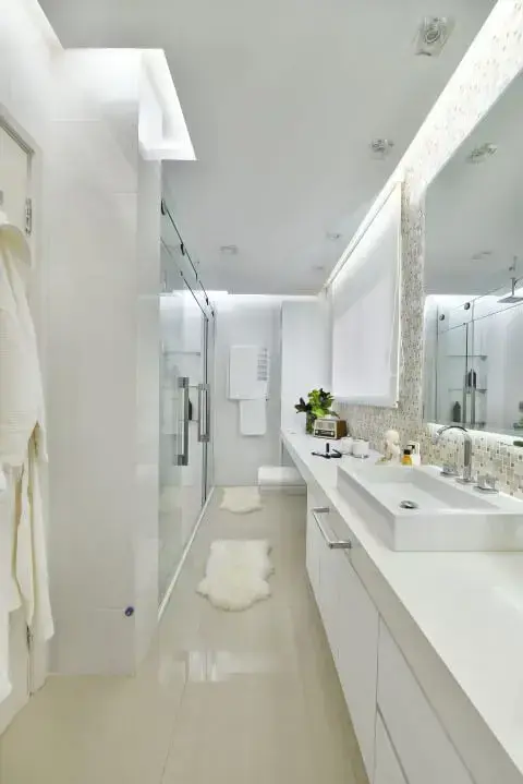 Banheiro de luxo com iluminação embutida Projeto de Tetriz Arquitetura