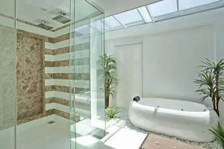 Banheiro de luxo com iluminação natural Projeto de Iara Kilaris