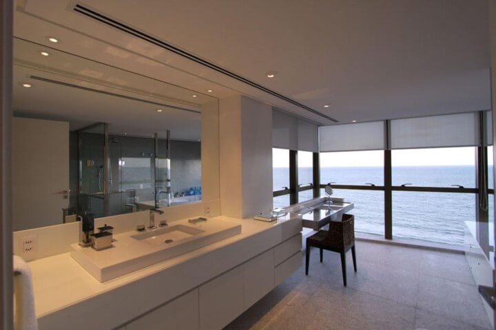 Banheiro de luxo com muitas janelas Projeto de Santos e Santos