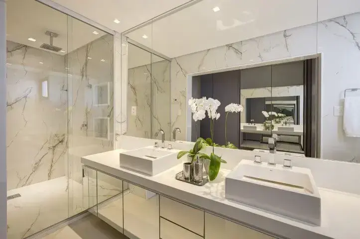 Banheiro de luxo com mármore e espelho Projeto de Jamile