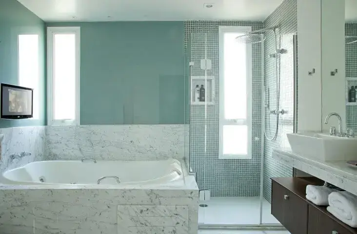 Banheiro de luxo com mármore e pastilhas Projeto de Patricia Kolanian