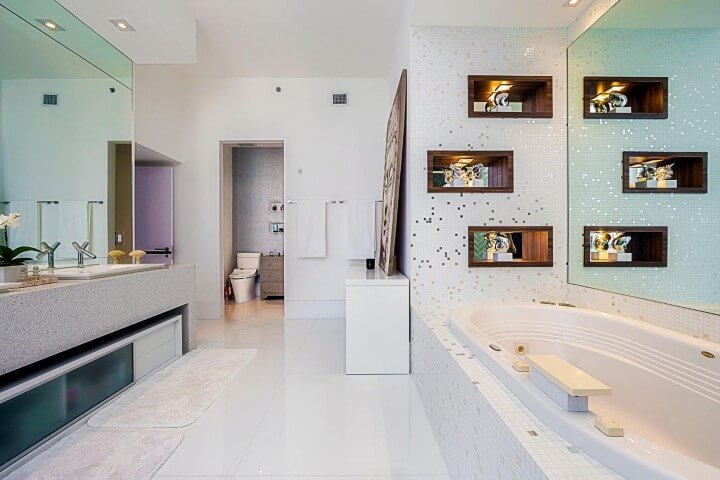 Banheiro de luxo com nichos de madeira Projeto de Infinity Spaces