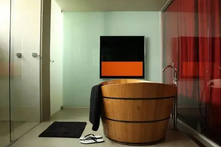 Banheiro de luxo com ofurô Projeto de In Studio