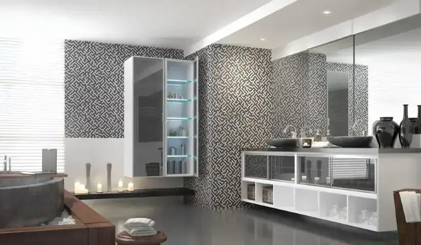 Banheiro de luxo com papel de parede com padrão em p&b Projeto de Marel