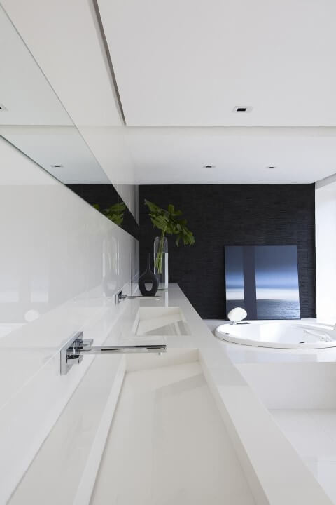 Banheiro de luxo com parede escura Projeto de Francisco Calio