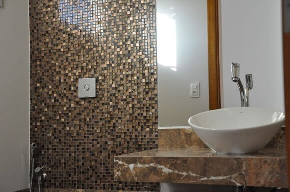 Banheiro de luxo com pastilhas marrons Projeto de Claudia Breias