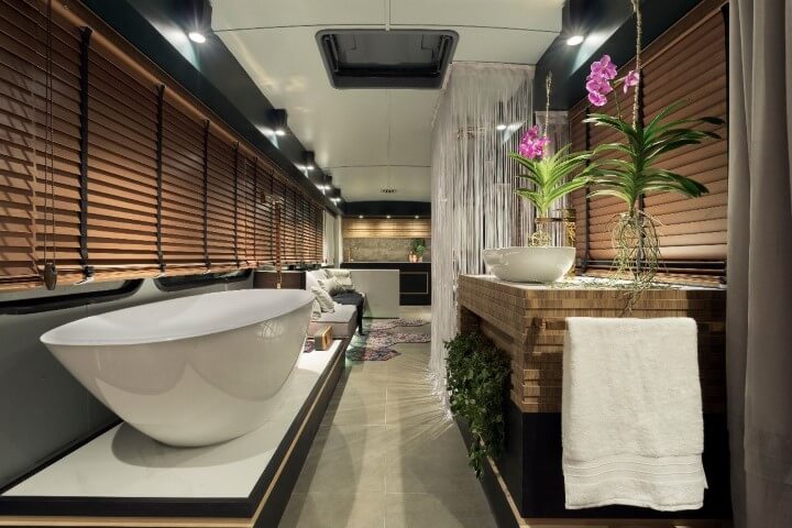 Banheiro de luxo com persianas de madeira Projeto de Casa Cor MG 17