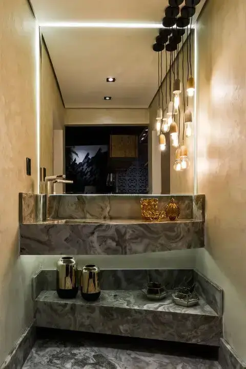 Banheiro de luxo com revestimento de cimento queimado e pendentes Projeto de Morar Mais Por Menos Goiânia