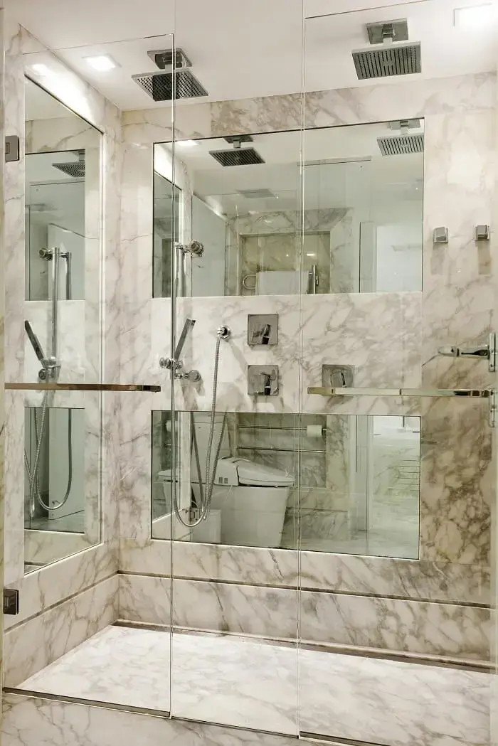 Banheiro de luxo com revestimento de mármore. Fonte: Karla Silva