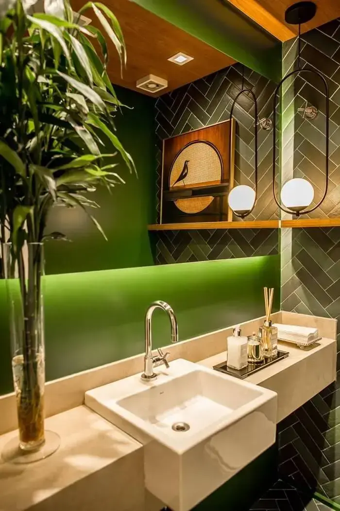 Banheiro de luxo com revestimento verde. Fonte: Fernanda Peçanha