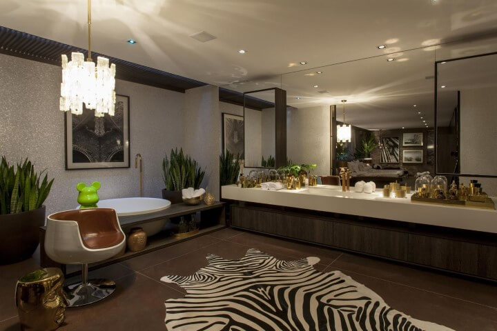 Banheiro de luxo com tapete de zebra Projeto de Brunete Fraccaroli
