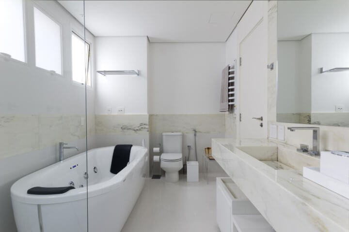 Banheiro de luxo pequeno Projeto de Marilia Veiga