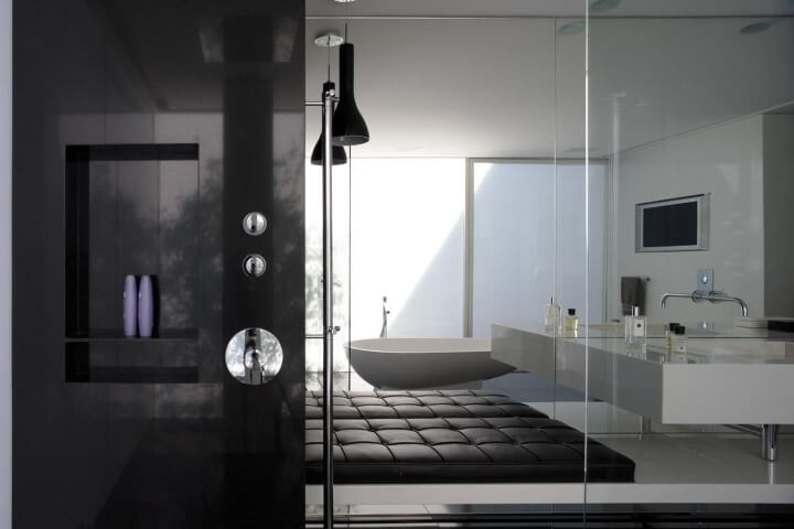 Banheiro de luxo preto e branco Projeto de Pascali Semerdjian