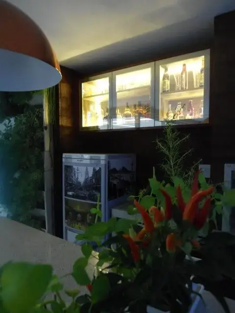 Bar em casa com iluminação dentro do armário Projeto de Juliana Cristina