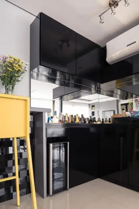 Bar em casa com móvel preto Projeto de Bladi Haus