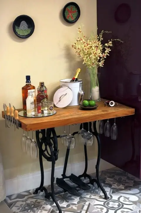 Bar em casa com suportes para taças e ímã para facas Projeto de Lorrayne Zucolotto