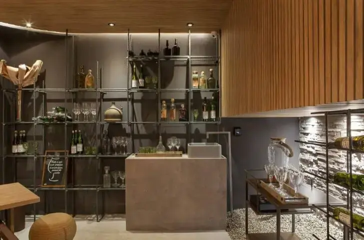 Bar em casa moderno com estrutura metálica Projeto de Casa Cor Franca 17